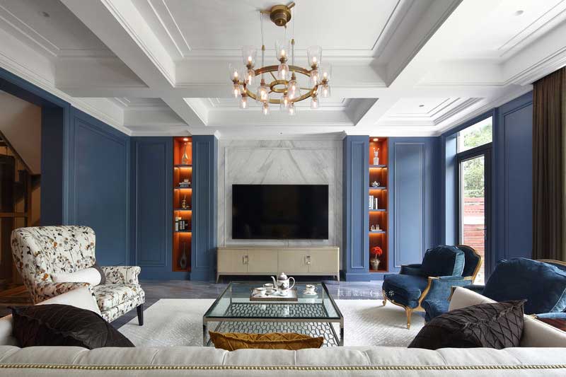 硬裝上在滿足基本功能需求的同時運用亮色裝飾，使空間顯得更加寬敞明亮。