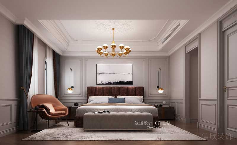 主臥相對(duì)年輕化，灰色護(hù)墻、壁紙，橙色單椅、相對(duì)現(xiàn)代的壁燈，都將美式與現(xiàn)代元素表現(xiàn)的淋漓盡致。