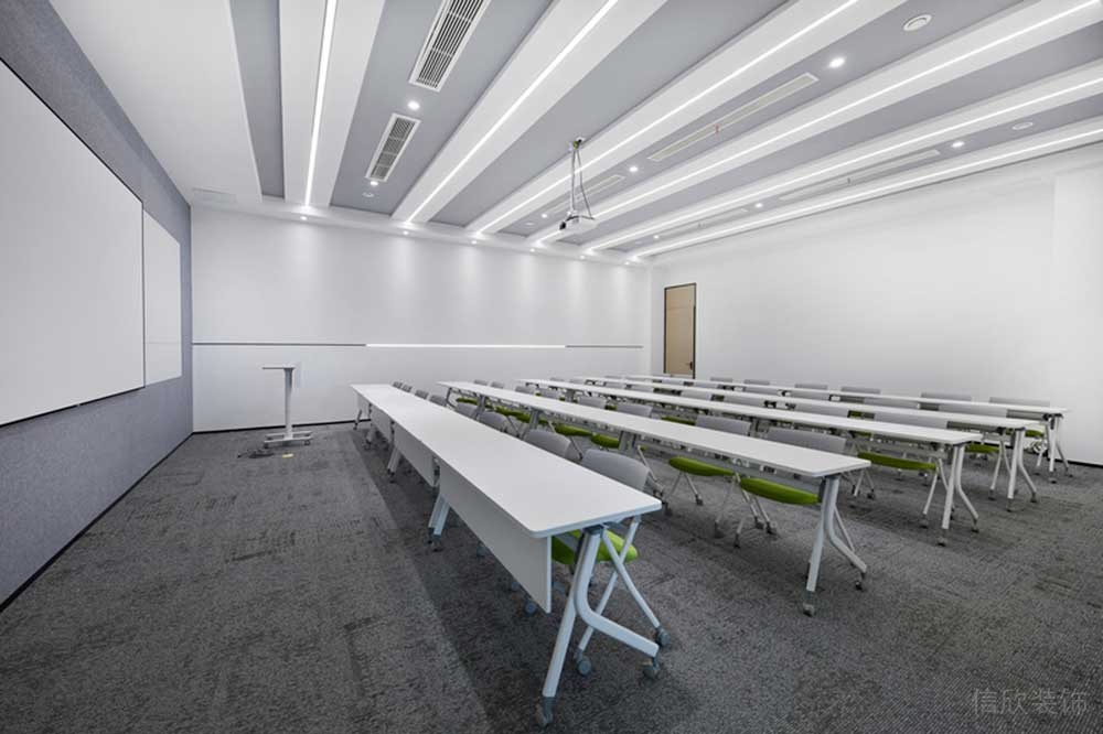 深圳市龍華區(qū)鴻榮源天俊現(xiàn)代簡約風格辦公室裝修培訓室