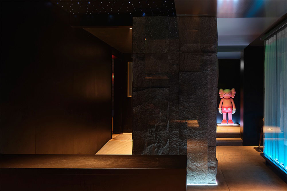 深圳龍崗現(xiàn)代風(fēng)格火鍋店裝修設(shè)計卡通玩偶藝術(shù)雕塑
