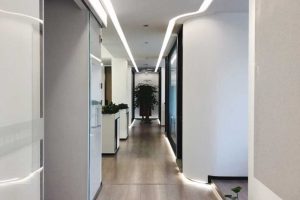 辦公室過道弧線天花創意led燈帶設計引導式木質過道創意設計地臺創意辦公室玻璃