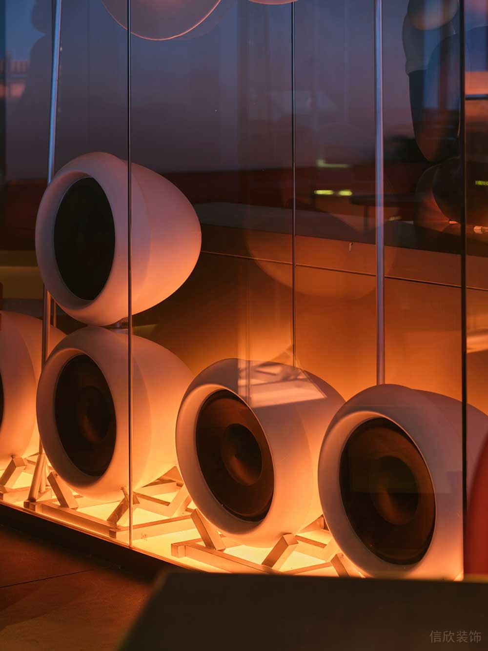 音響售賣(mài)區(qū)域玻璃隔斷辦公室裝修效果