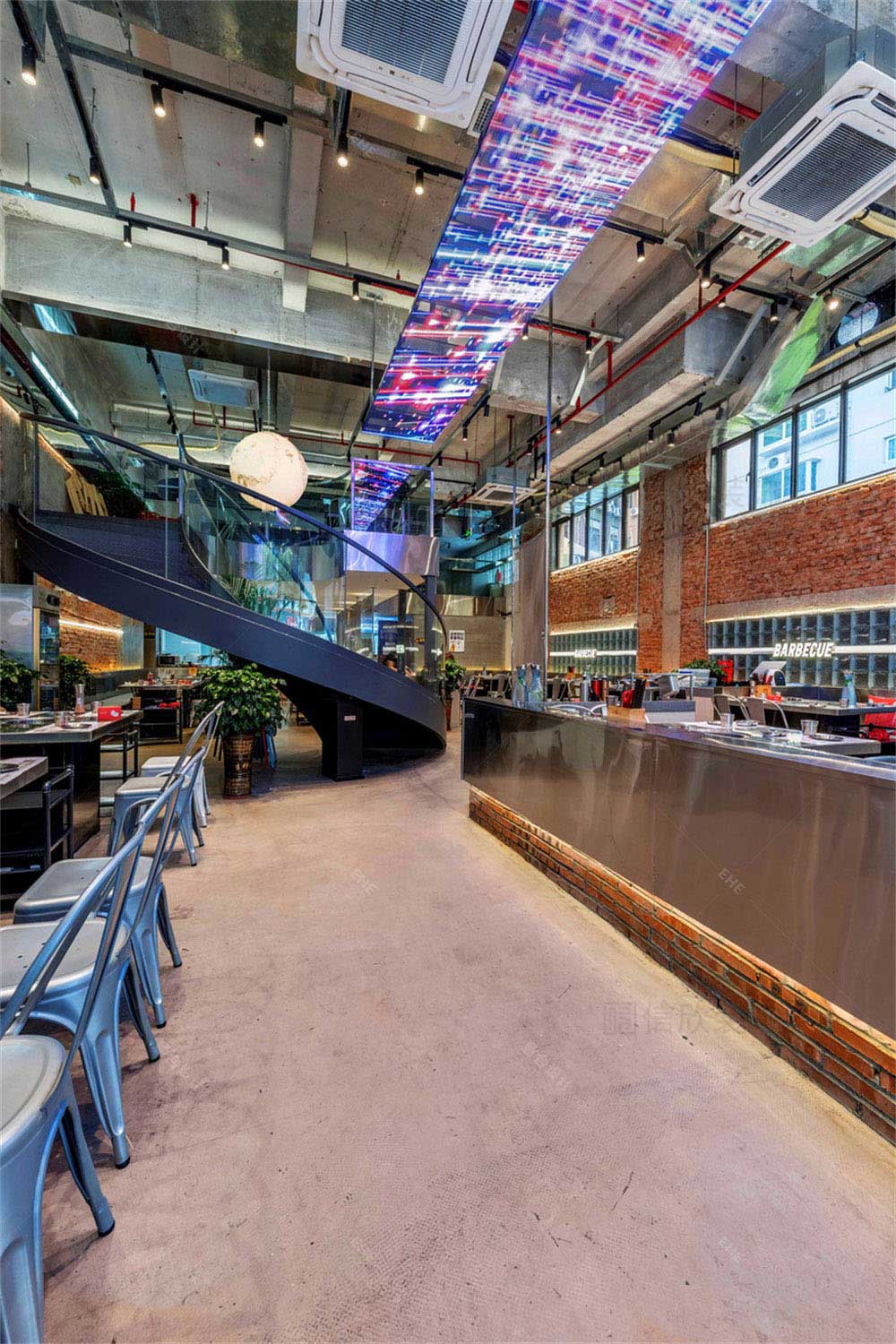 工業(yè)風(fēng)烤肉店餐飲裝修設(shè)計實(shí)景案例綠植裝飾 工業(yè)風(fēng)烤肉店餐飲裝修設(shè)計實(shí)景案例綠植裝飾