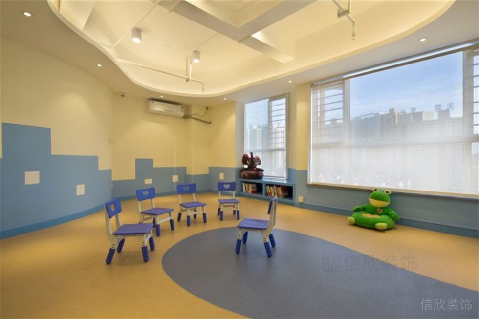 培訓班裝修藍色和黃色的地板膠