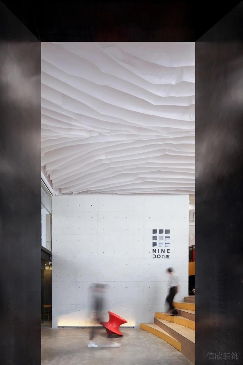 黑色邊框階梯式木質(zhì)環(huán)形辦公室裝修洞洞板天花創(chuàng)意設(shè)計(jì)肌理花瓣紙質(zhì)效果