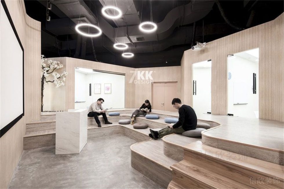 深圳市龍崗區(qū)平湖長(zhǎng)寧教育機(jī)構(gòu)大課室