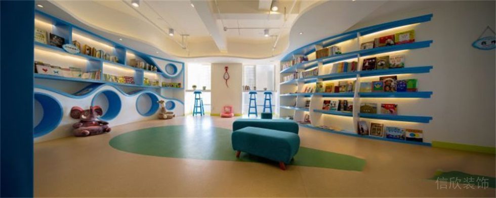 培訓班裝修綠色的地板膠和藍色的沙發(fā)