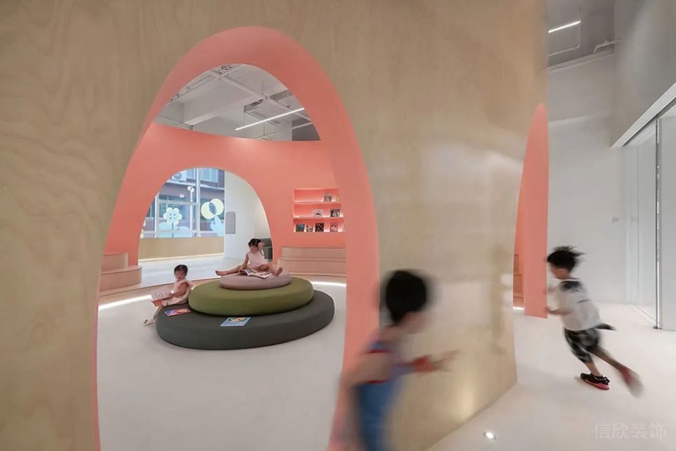 北歐風(fēng)格培訓(xùn)機(jī)構(gòu)辦公空間兒童閱覽玩樂區(qū)裝修圖