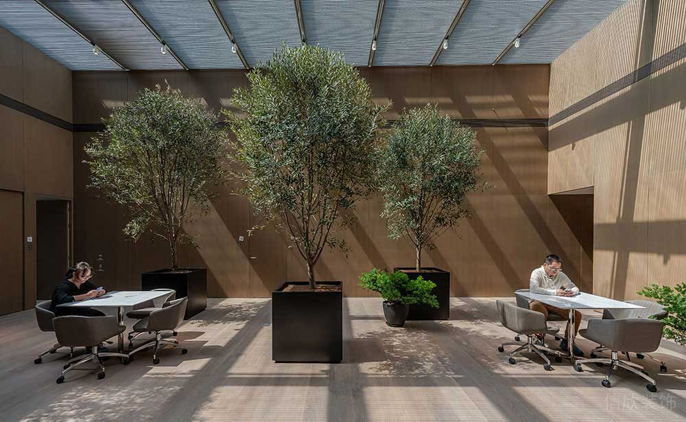 北歐風(fēng)格商務(wù)辦公場所綠植庭院休閑區(qū)裝修圖