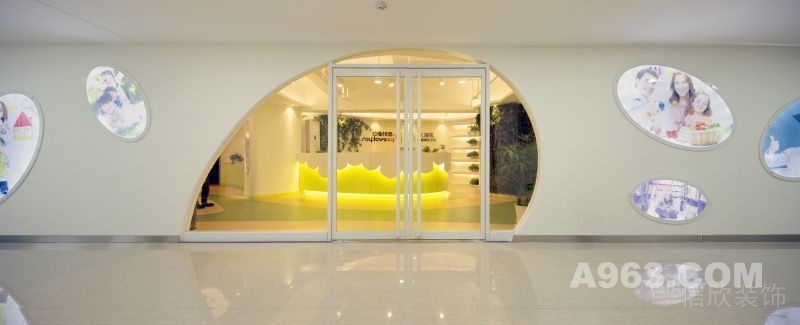 墻體橢圓形弧線平推玻璃門店鋪中形象版設(shè)計圖