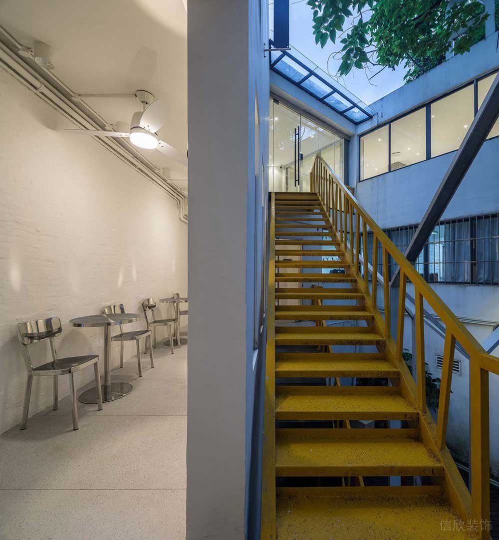 工業(yè)風(fēng)商務(wù)辦公場(chǎng)所過(guò)廊樓梯裝修圖
