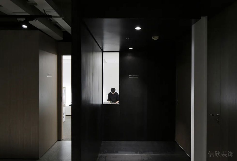 工業(yè)風(fēng)商務(wù)辦公場(chǎng)所過(guò)廊裝修圖