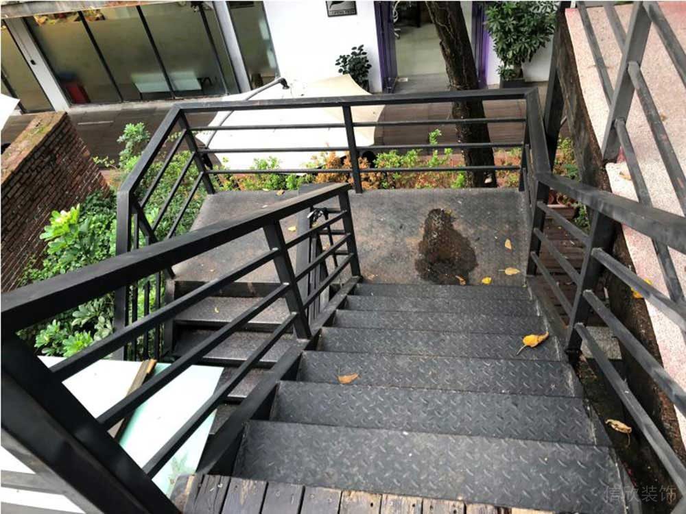 工業(yè)風(fēng)商務(wù)辦公場(chǎng)所室外樓梯裝修圖