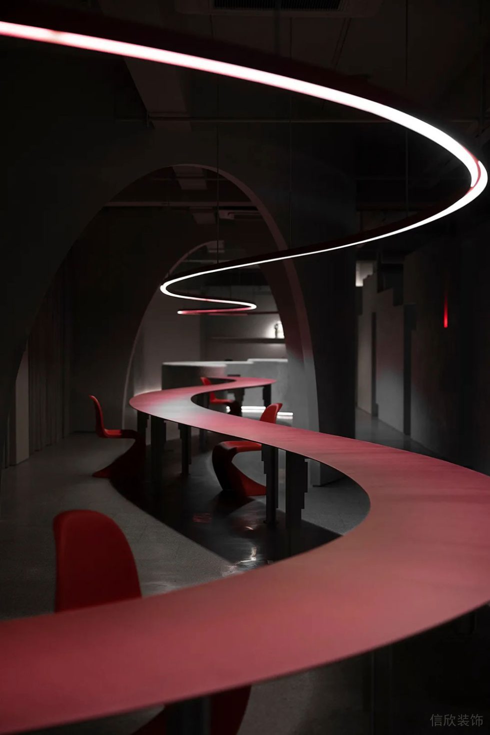 工業(yè)風(fēng)商務(wù)辦公空間弧形吧臺(tái)工作區(qū)裝修圖