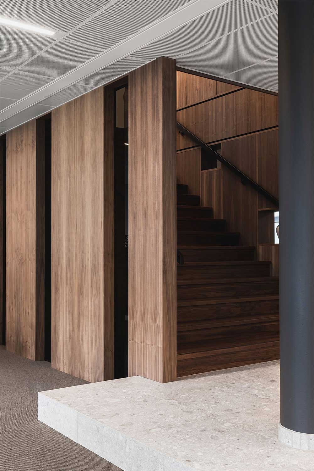 簡(jiǎn)約風(fēng)格商務(wù)辦公空間樓梯入口裝修圖