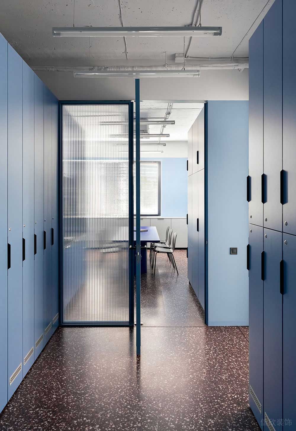 簡約工業(yè)風辦公空間走廊設計案例裝修圖