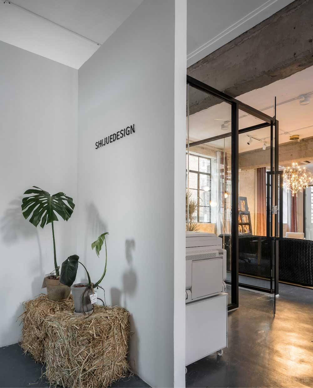 簡約工業(yè)風商務辦公場所門廳過道裝修圖