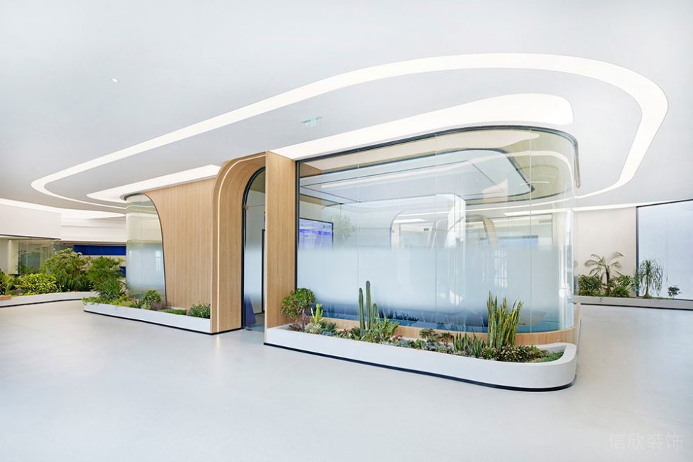 現(xiàn)代北歐風(fēng)辦公場(chǎng)所案例綠植走廊裝修圖