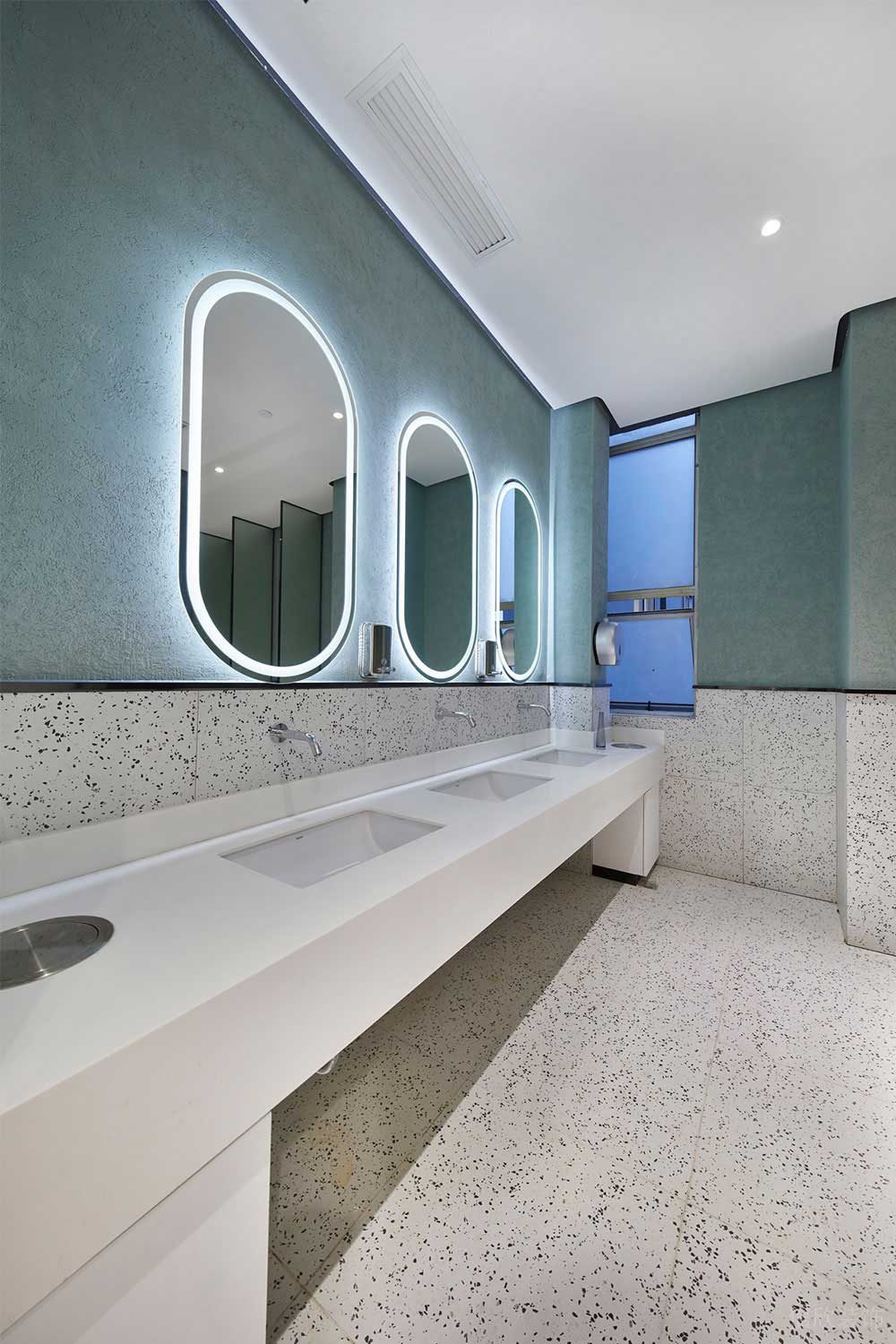 現(xiàn)代北歐風(fēng)商務(wù)辦公場所衛(wèi)生間洗手臺裝修圖