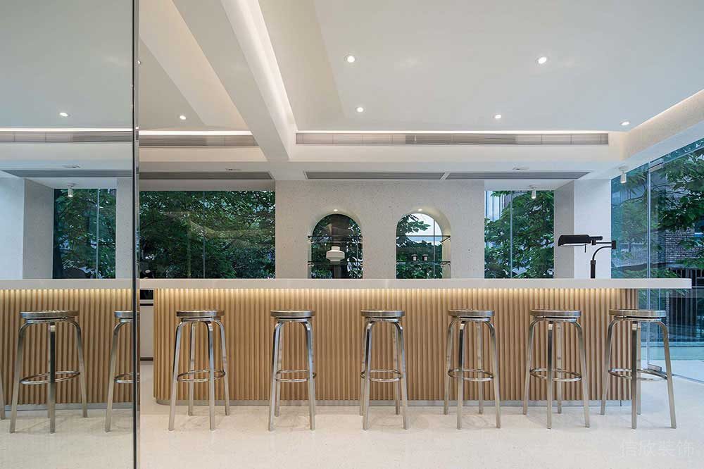 現(xiàn)代風(fēng)格商務(wù)辦公場(chǎng)所吧臺(tái)休閑區(qū)設(shè)計(jì)裝修圖