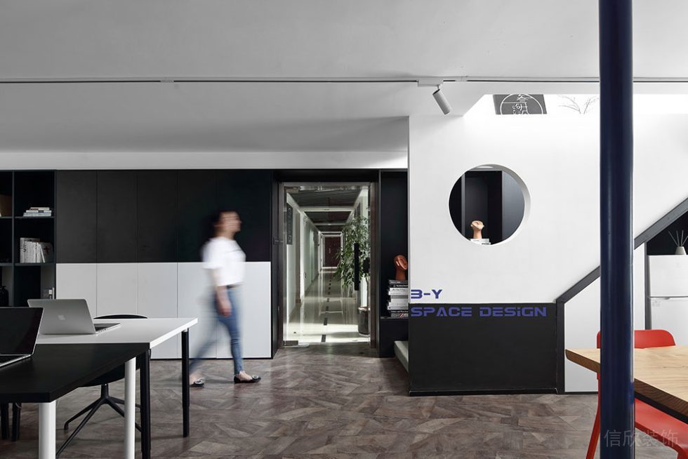 現(xiàn)代風格商務辦公室過道設(shè)計裝修圖