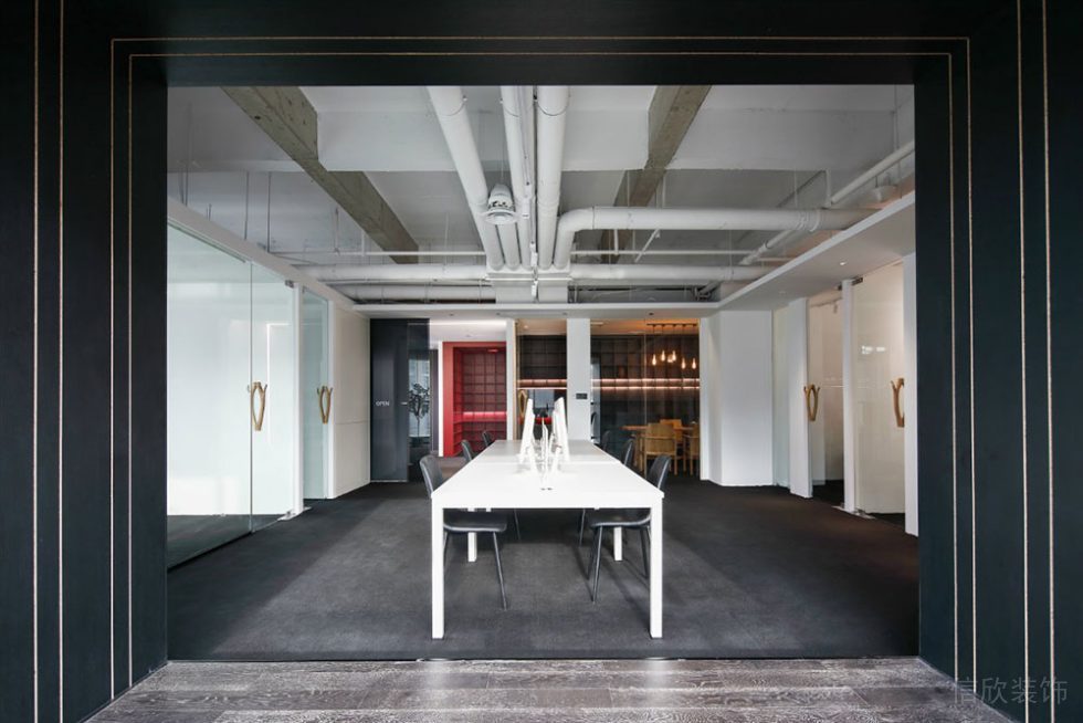 現(xiàn)代工業(yè)風辦公場所案例門廊空間設(shè)計裝修圖