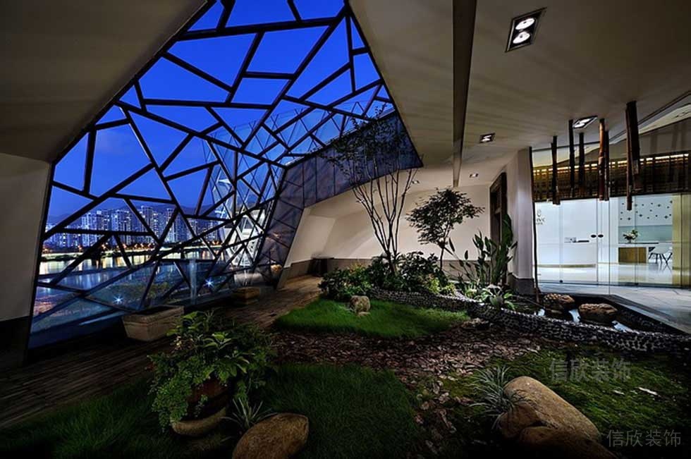 辦公室陽臺(tái)綠化裝修弧線玻璃裝修休息區(qū)