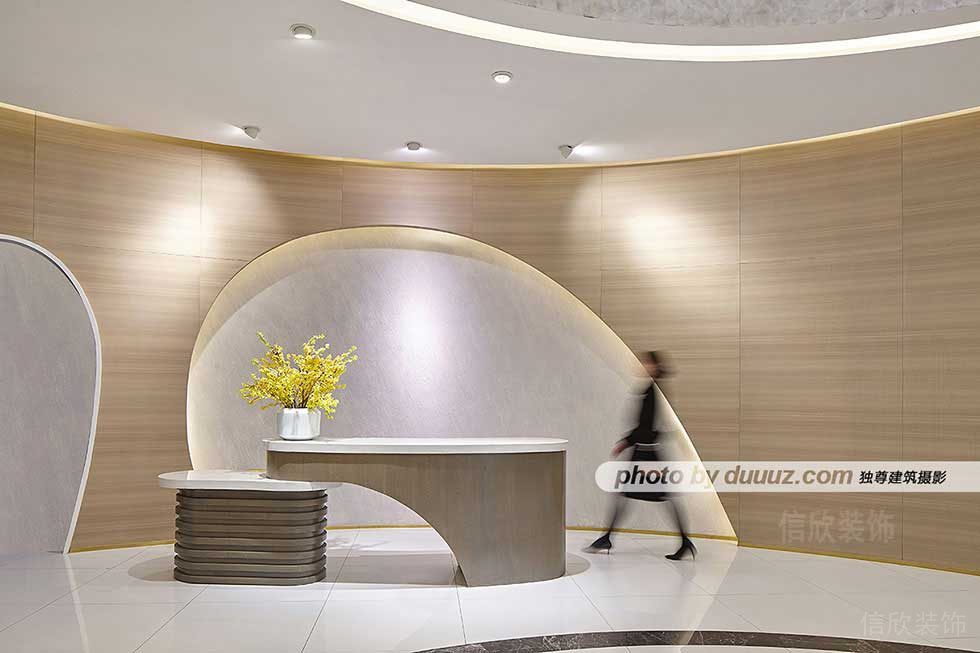 實木裝修前臺區(qū)辦公室過道效果圖弧線創(chuàng)意設(shè)計大理石地板