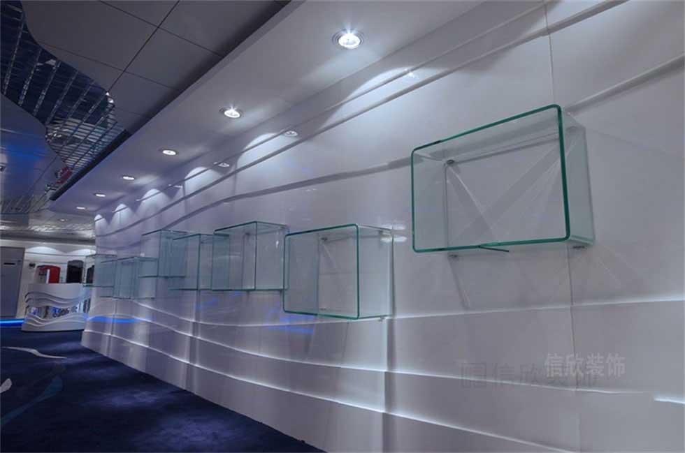 白色墻面玻璃展柜裝修