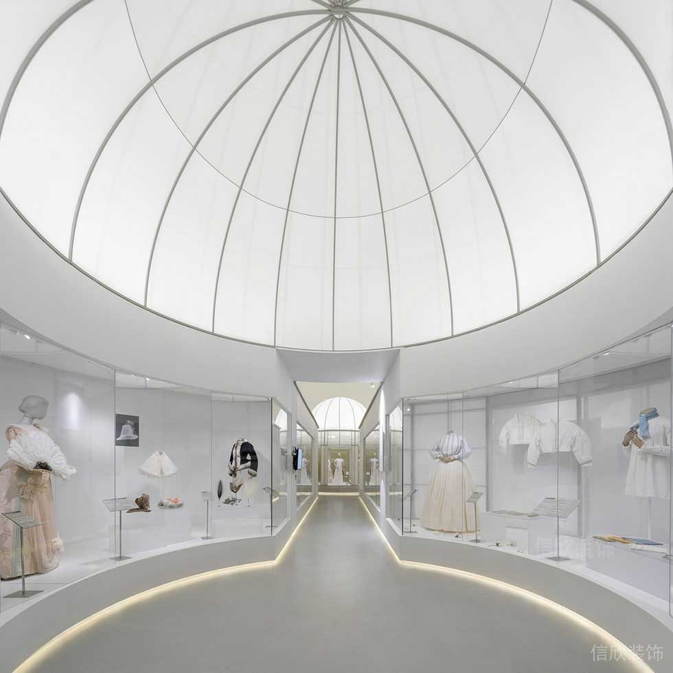 櫥窗展柜玻璃弧線效果圖燈飾環(huán)繞設(shè)計(jì)古典風(fēng)裝修店鋪