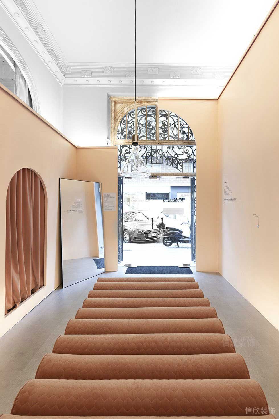 軟包橡膠地毯過(guò)道古典輕奢風(fēng)工作室裝修效果圖