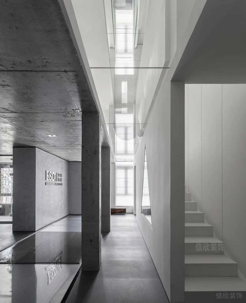 極簡風格企業(yè)辦公室樓梯走廊效果圖