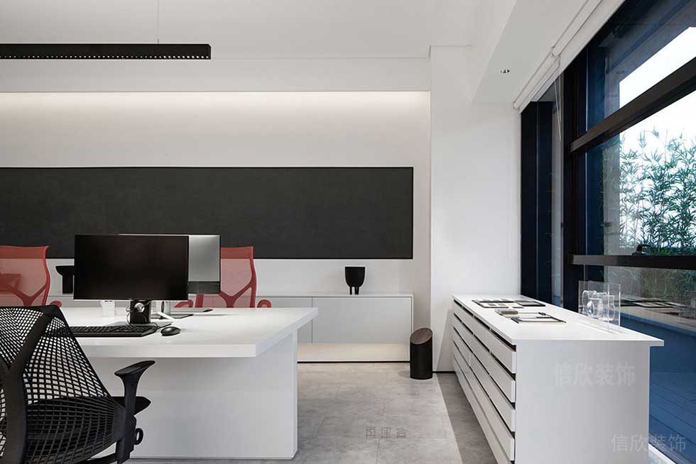 極簡風格公司案例辦公區(qū)裝修圖