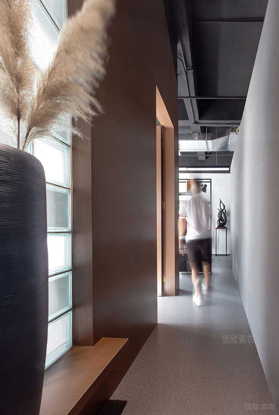 簡(jiǎn)約風(fēng)格藝術(shù)機(jī)構(gòu)公司過(guò)道空間效果圖