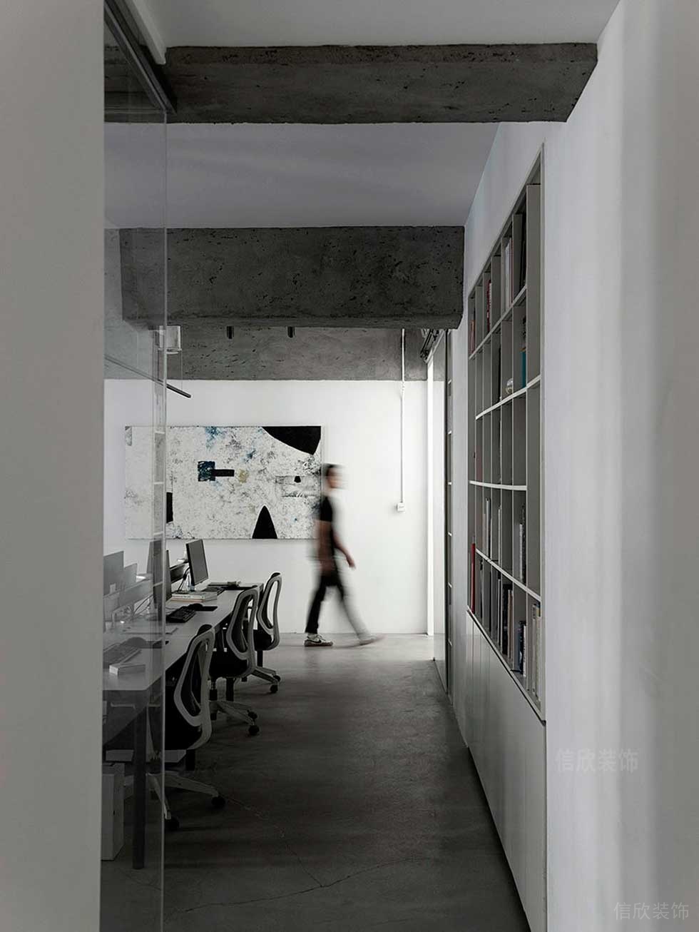 簡(jiǎn)約工業(yè)風(fēng)公司辦公區(qū)過(guò)道裝修圖