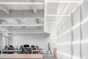 現(xiàn)代簡(jiǎn)約風(fēng)格寫字樓裝修工程辦公區(qū)過(guò)道效果圖