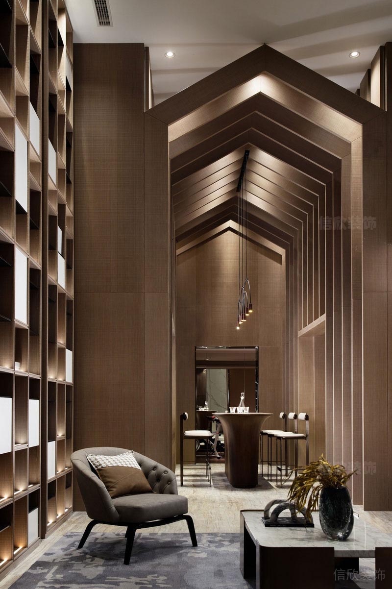 木質柜收納設計幾何線條深色木質天花吊頂就餐區全屋家居定制家裝實景圖