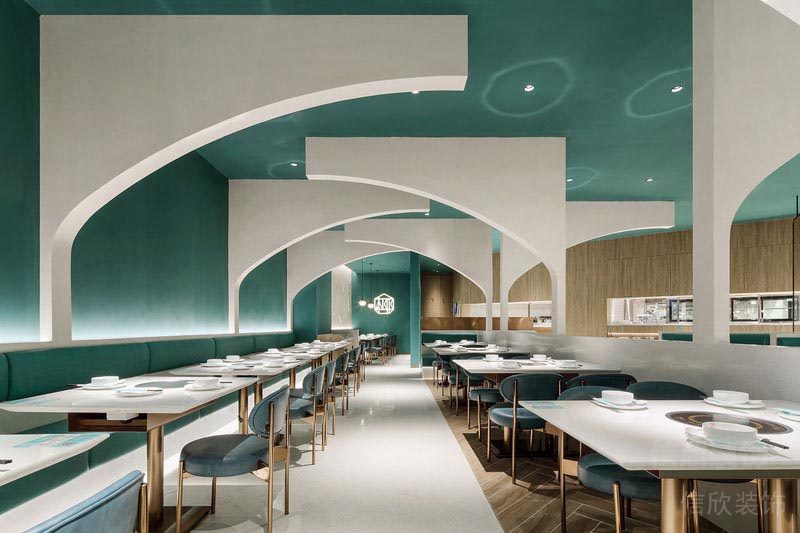 天花燈飾設計就餐區椰子雞餐廳木質地板撞色大理石純白天花弧線設計圖