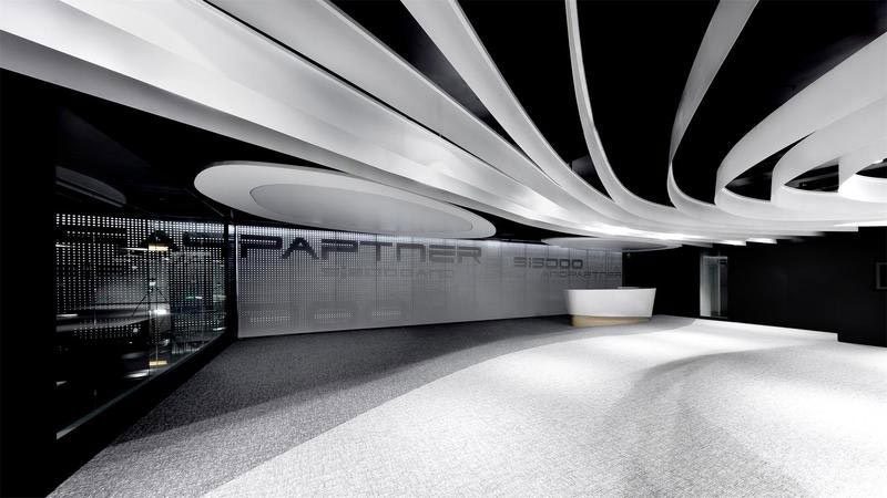 展廳白色的飄帶天花吊頂效果圖