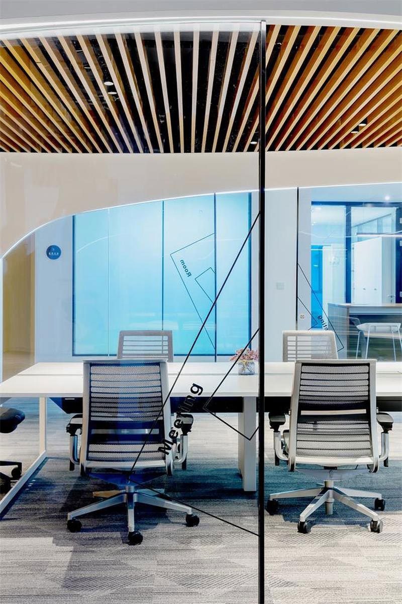 辦公區弧形的木紋鋁方通格柵天花吊頂