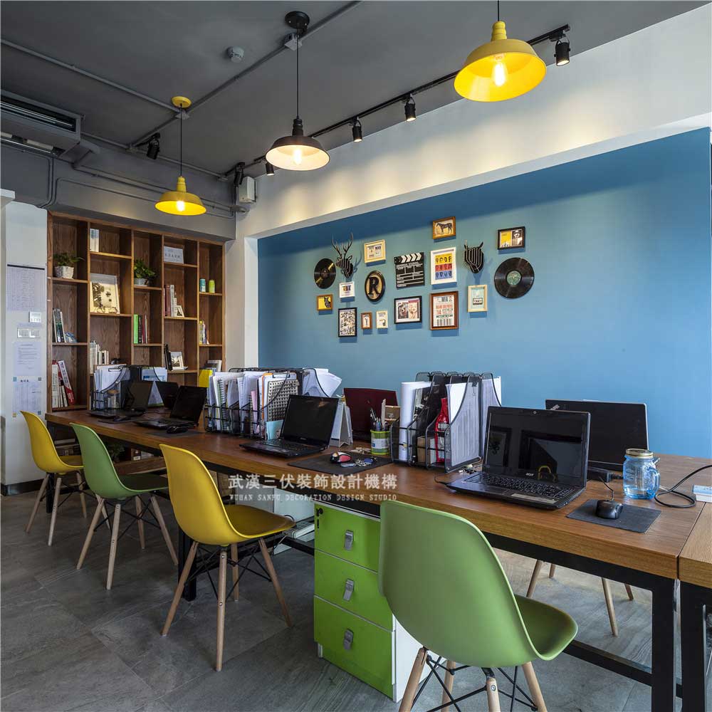 深圳福田200平方工業(yè)風辦公室裝修桌椅組合 深圳福田200平方工業(yè)風辦公室裝修桌椅組合