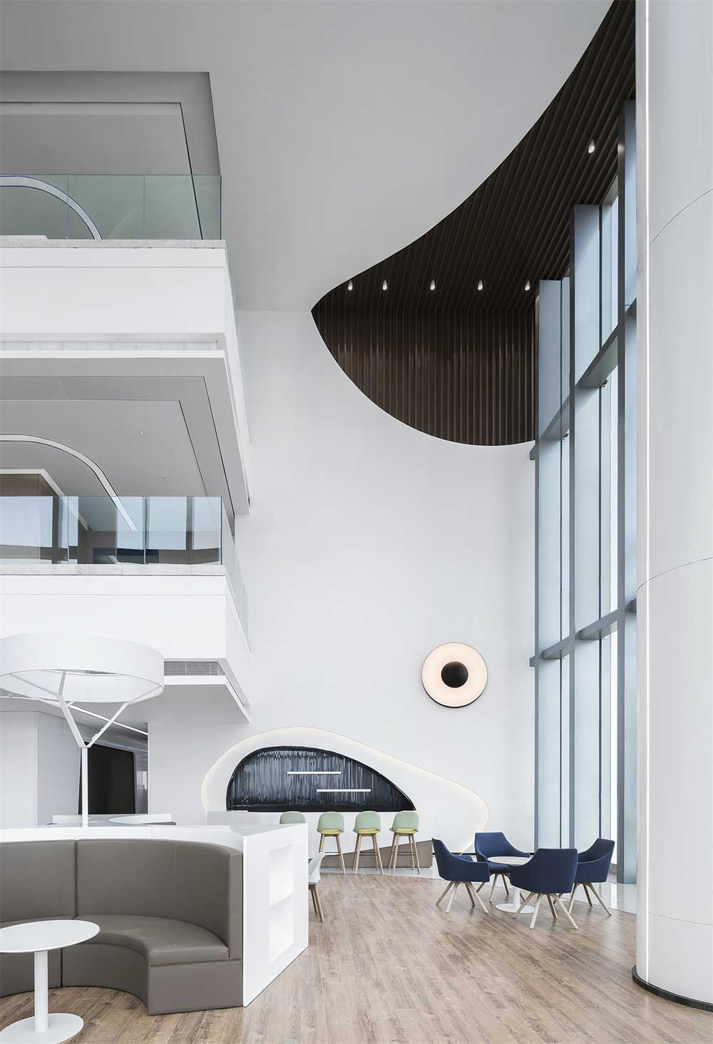 深圳市南山區(qū)科技園現(xiàn)代簡(jiǎn)約辦公室大廳設(shè)計(jì)