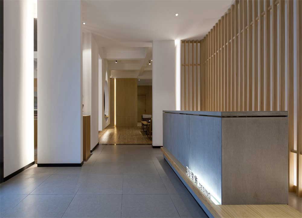 深圳羅湖鴻昌廣場新中式風(fēng)格辦公室裝修設(shè)計案例前廳地面鋪設(shè) 深圳羅湖鴻昌廣場新中式風(fēng)格辦公室裝修設(shè)計案例前廳地面鋪設(shè)