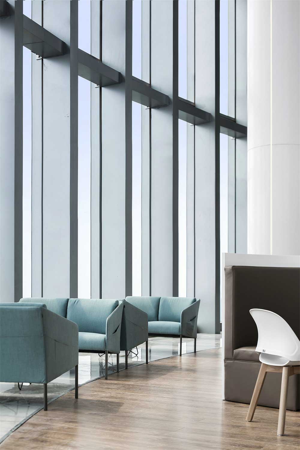 深圳市南山區(qū)科技園現(xiàn)代簡(jiǎn)約辦公室沙發(fā)設(shè)計(jì)