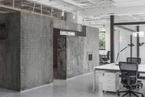 工業風辦公室現代鏤空灰色墻體隔斷效果圖辦公室工作區簡約金屬玻璃墻體隔斷效果圖