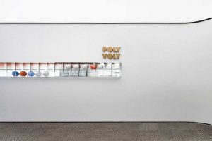 金屬字體品牌設計效果圖地毯裝修內嵌式玻璃收納展柜效果黑白色調裝修圖