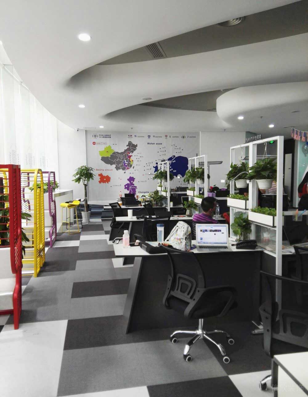 辦公室設計效果圖環(huán)形天花現(xiàn)代簡約風線條造型設計工位效果室內綠化效果圖