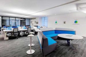 辦公室休息區(qū)藍(lán)色的布藝沙發(fā)