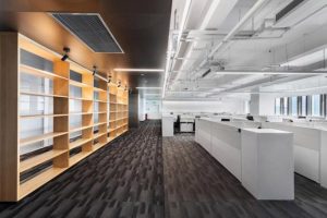 辦公室簡約風(fēng)工業(yè)風(fēng)純白工位設(shè)計(jì)走廊效果