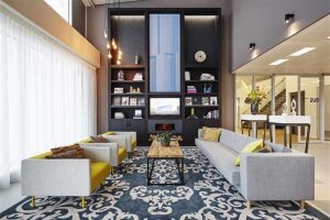 深圳鹽田壹海城簡約風(fēng)格辦公室裝修設(shè)計(jì)案例接待廳效果圖